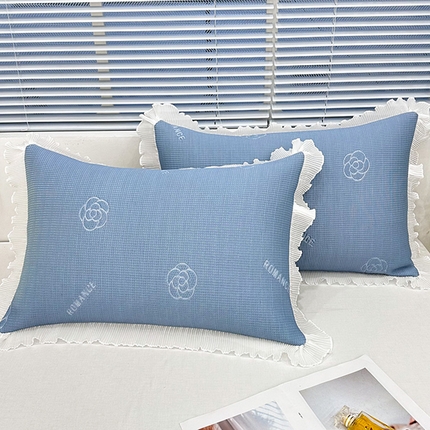 91家纺网 家纺一手货源 找家纺 芯宜佳 2025年新款冰豆豆花边单人枕套 山茶花-湖蓝
