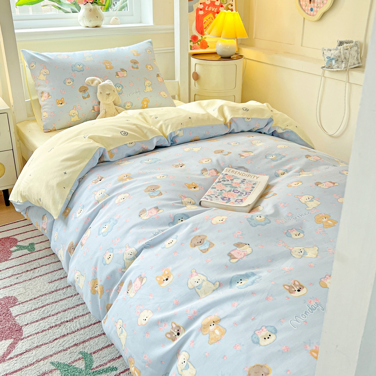 91家纺网 家纺一手货源 找家纺 西引力 2025新款全棉印花学生宿舍三件套四件套 狗狗家族 -兰