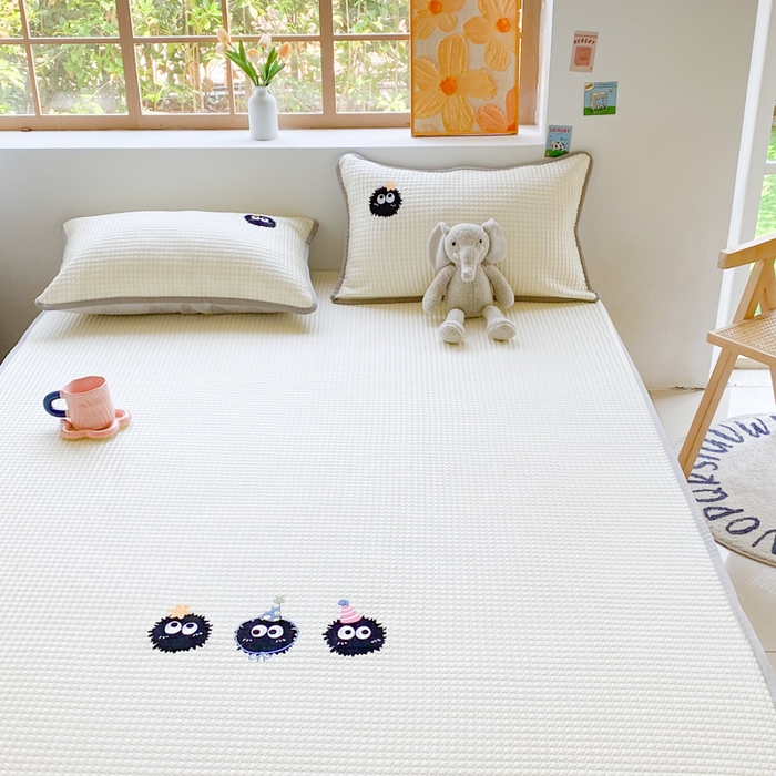 91家纺网 家纺一手货源 找家纺 千朵 2025新款冰豆豆绣花凉席 煤球派对