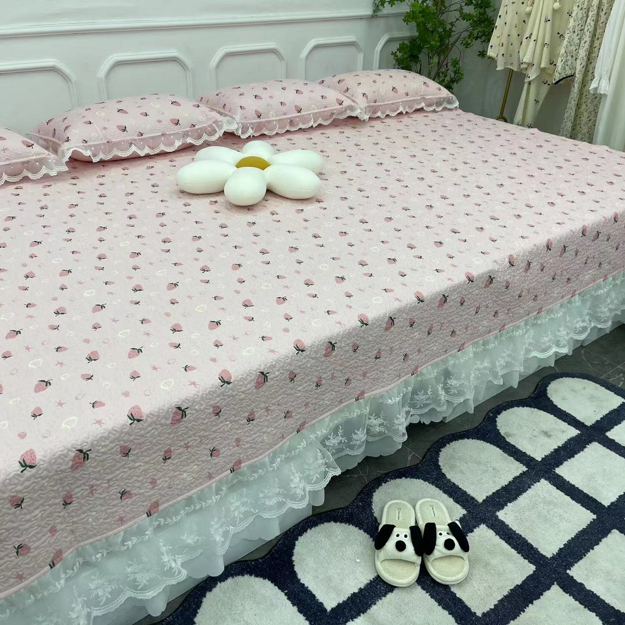 91家纺网 家纺一手货源 找家纺 禧瑞谷 2025新款全棉纯棉双层花边绗缝夹棉榻榻米支持定制农村大炕盖 粉底草莓