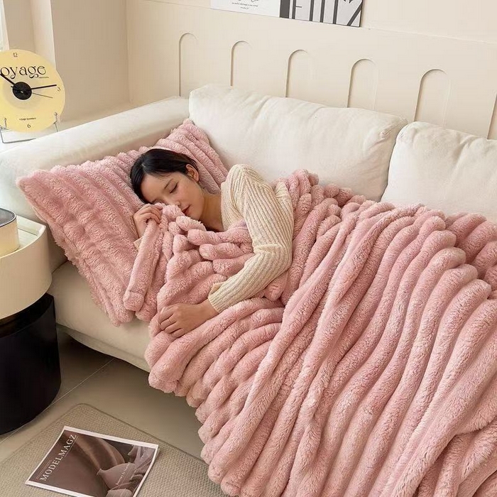 91家纺网 家纺一手货源 找家纺 喜歌2025新款兔兔绒多功能毛毯 粉