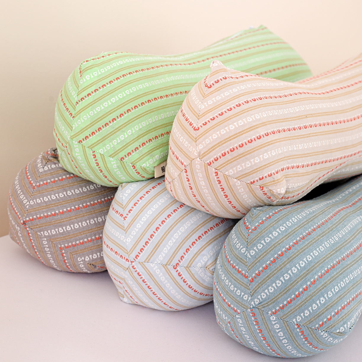 91家纺网 家纺一手货源 找家纺 卓昌枕芯 2025春夏新款全棉三角颈椎枕菱形荞麦枕枕头枕芯 组合图仅做展示 45x15cm/只