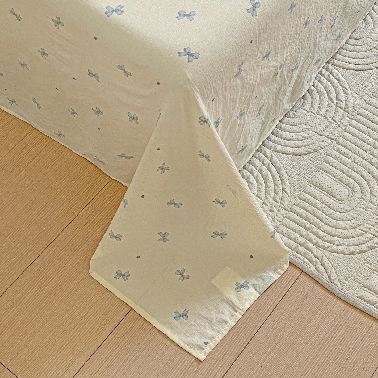 91家纺网 家纺一手货源 找家纺 暖芯优选 2025新款母婴级ins小清新双层纱印花床单枕套三件套（提供买家秀） 米黄蝴蝶结