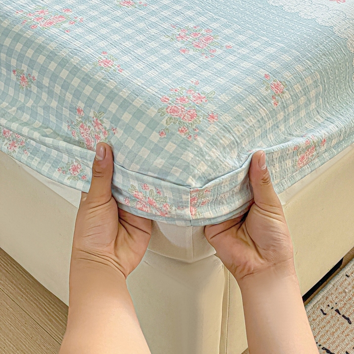 91家纺网 家纺一手货源 找家纺 2025新款母婴级ins小清新双层纱印花床笠床垫保护罩枕套三件套 春朵