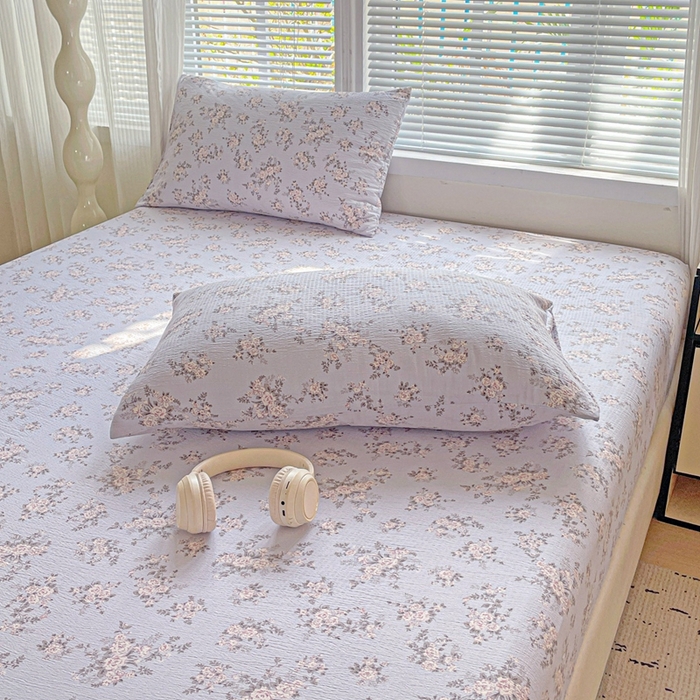 91家纺网 家纺一手货源 找家纺 2025新款母婴级ins小清新双层纱印花床笠床垫保护罩枕套三件套 华梦