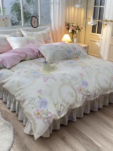 91家纺网 家纺一手货源 找家纺 绘萱家居 2025新款100%全棉床裙款斜纹印花四件套 依恋花韵