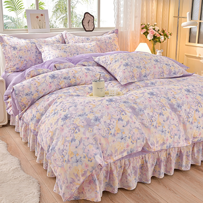 91家纺网 家纺一手货源 找家纺 绘萱家居 2025新款100%全棉床裙款斜纹印花四件套 紫色浪漫