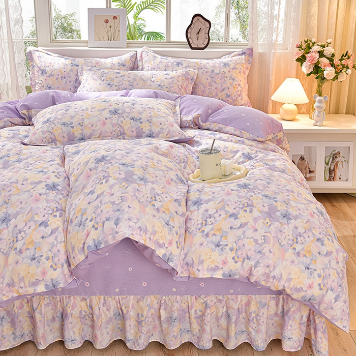 91家纺网 家纺一手货源 找家纺 绘萱家居 2025新款100%全棉床裙款斜纹印花四件套 紫色浪漫