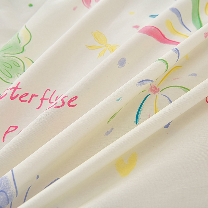 91家纺网 家纺一手货源 找家纺 绘萱家居 2025新款100%全棉床裙款斜纹印花四件套 轻舞飞扬