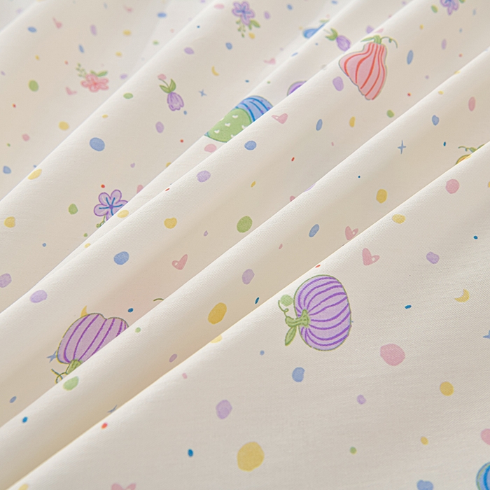 91家纺网 家纺一手货源 找家纺 绘萱家居 2025新款100%全棉床裙款斜纹印花四件套 南瓜派对