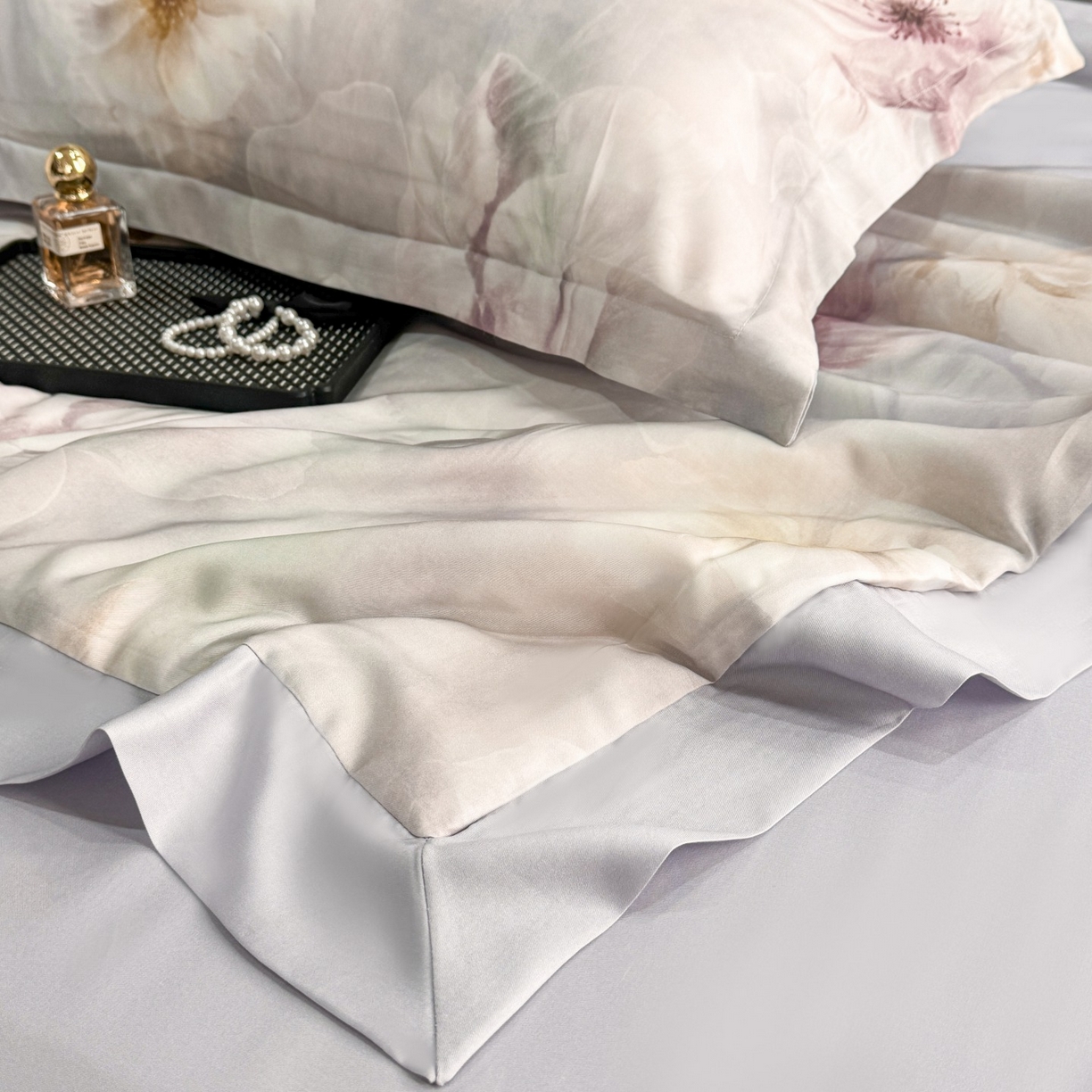 91家纺网 家纺一手货源 找家纺 遇安家纺 2025新款50S莱赛尔天丝数码印花夏被四件套 暮烟凝香紫