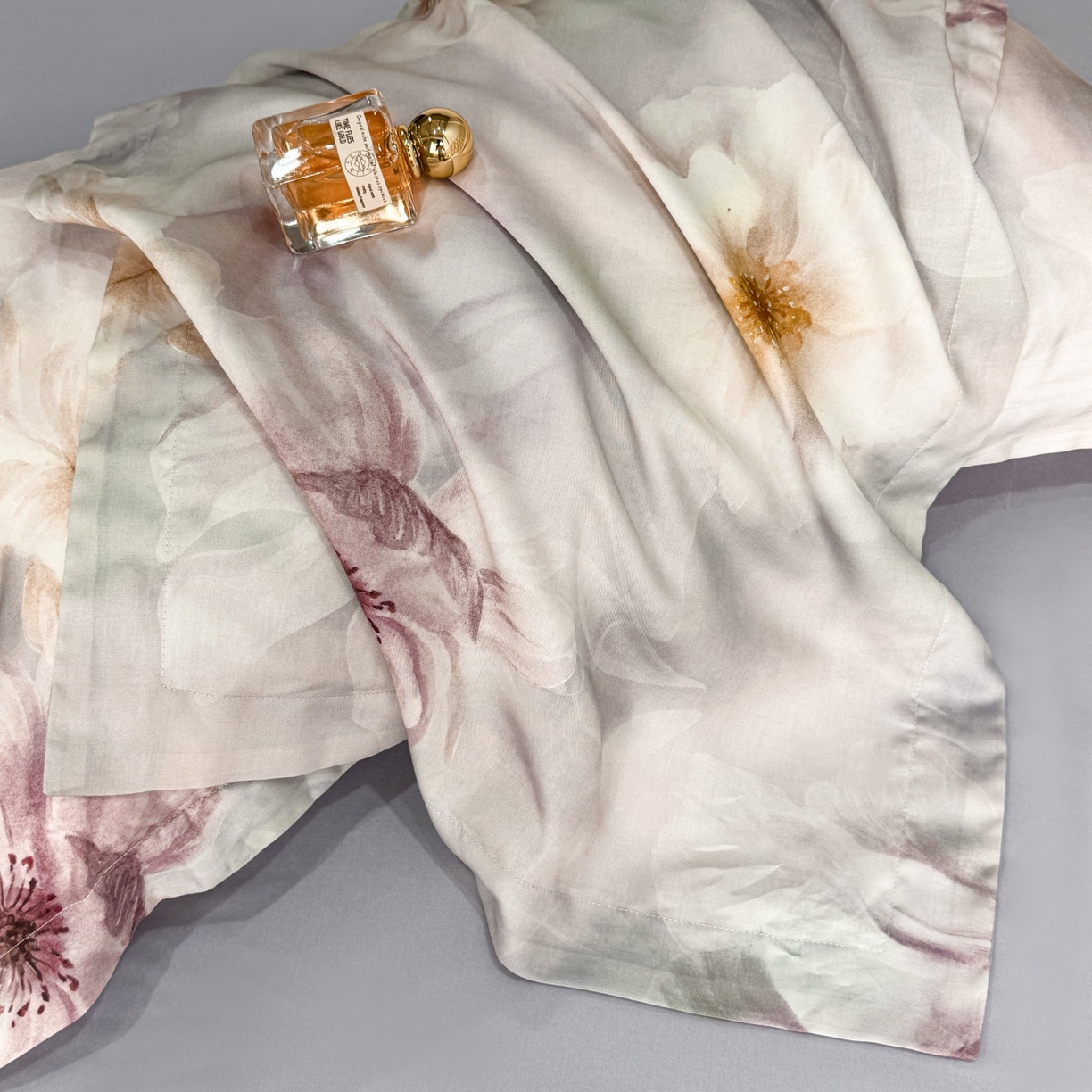 91家纺网 家纺一手货源 找家纺 遇安家纺 2025新款50S莱赛尔天丝数码印花夏被四件套 暮烟凝香紫