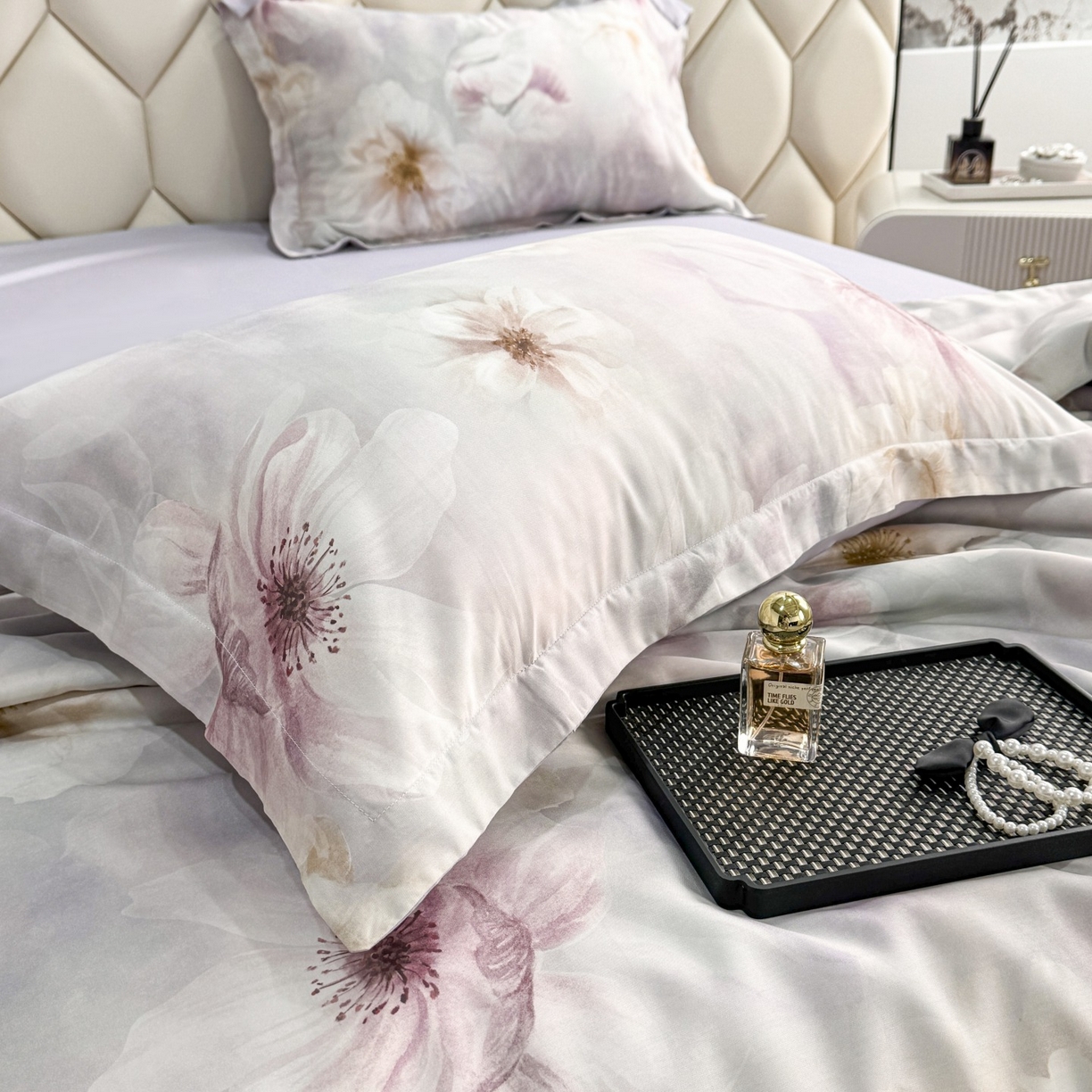 91家纺网 家纺一手货源 找家纺 遇安家纺 2025新款50S莱赛尔天丝数码印花夏被四件套 暮烟凝香紫