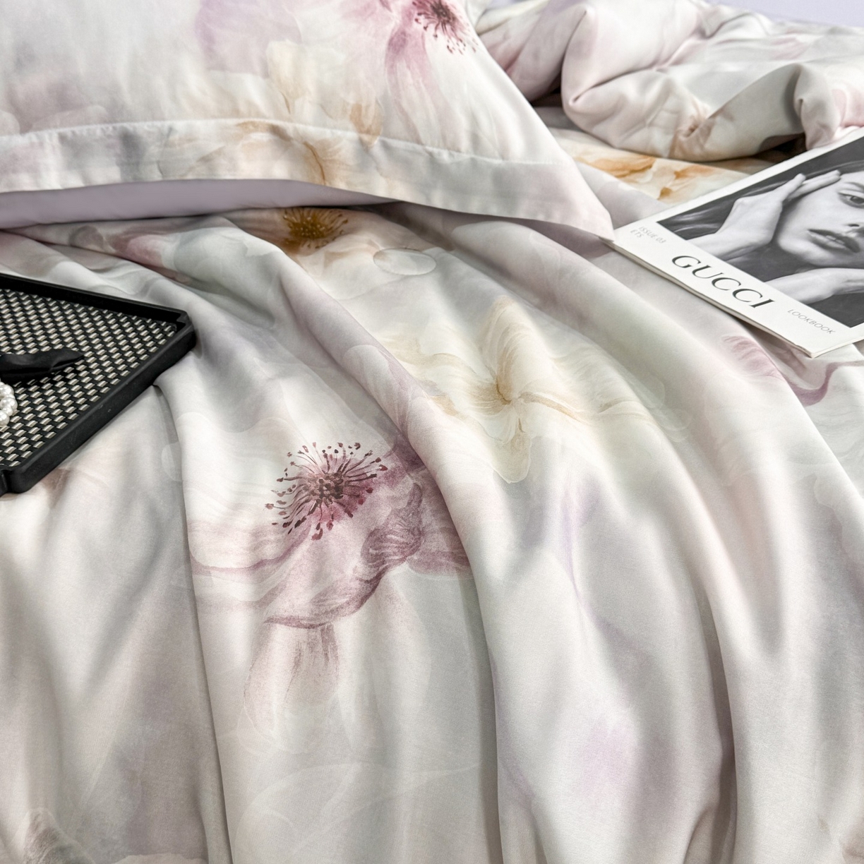 91家纺网 家纺一手货源 找家纺 遇安家纺 2025新款50S莱赛尔天丝数码印花夏被四件套 暮烟凝香紫