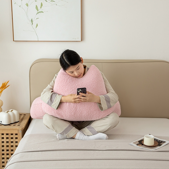 91家纺网 家纺一手货源 找家纺 沐沐家纺2026新款泰迪绒猫耳朵护腰靠背 粉色