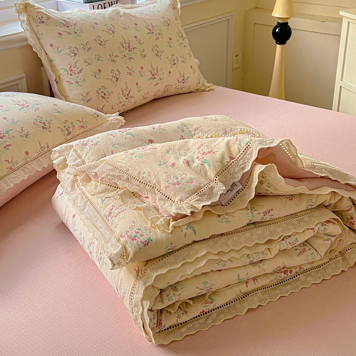 91家纺网 家纺一手货源 找家纺 繁花家居 2025新款云感棉镂空花边夏被四件套 镂空花边-奶昔甜糕