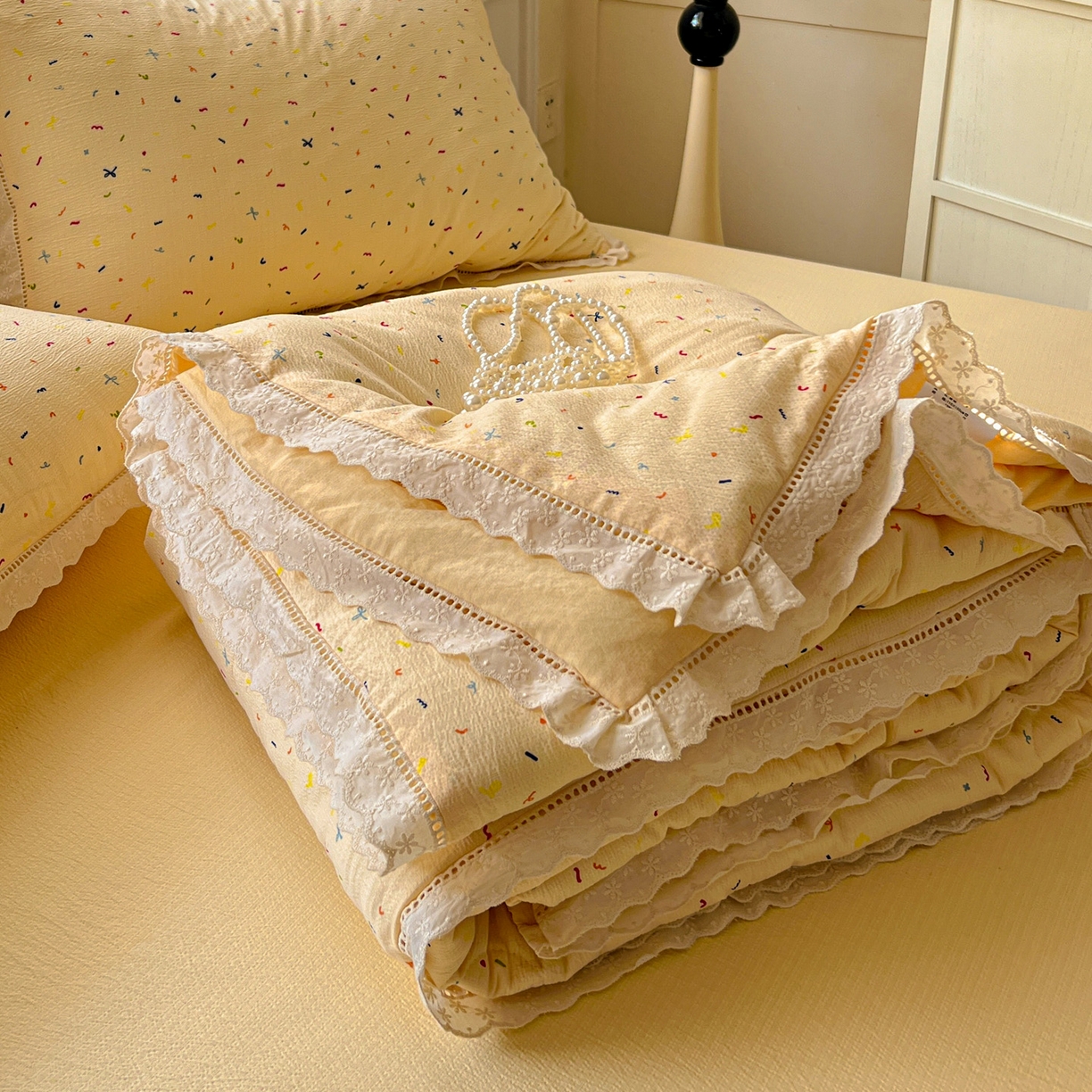 91家纺网 家纺一手货源 找家纺 繁花家居 2025新款云感棉镂空花边夏被四件套 镂空花边-奶酪碎