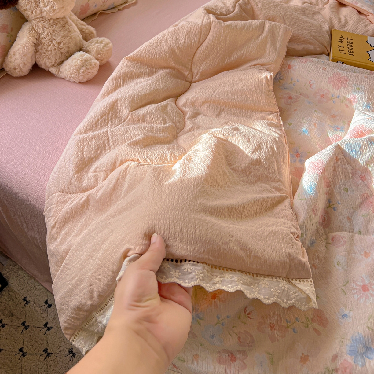 91家纺网 家纺一手货源 找家纺 繁花家居 2025新款云感棉镂空花边夏被四件套 镂空花边-花仙子