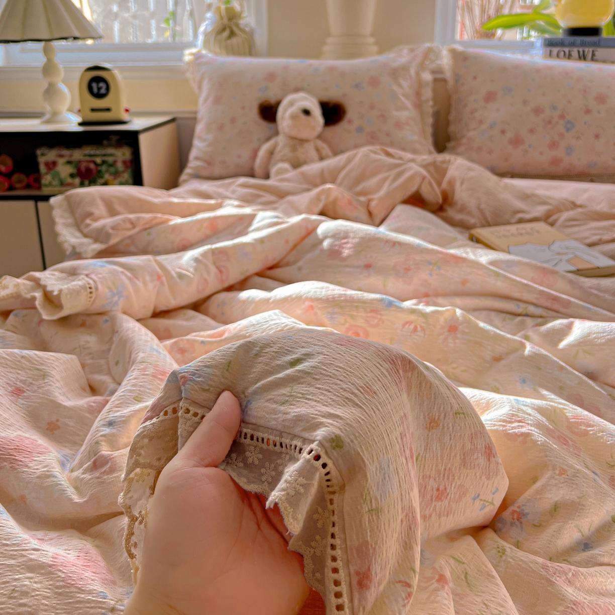 91家纺网 家纺一手货源 找家纺 繁花家居 2025新款云感棉镂空花边夏被四件套 镂空花边-花仙子