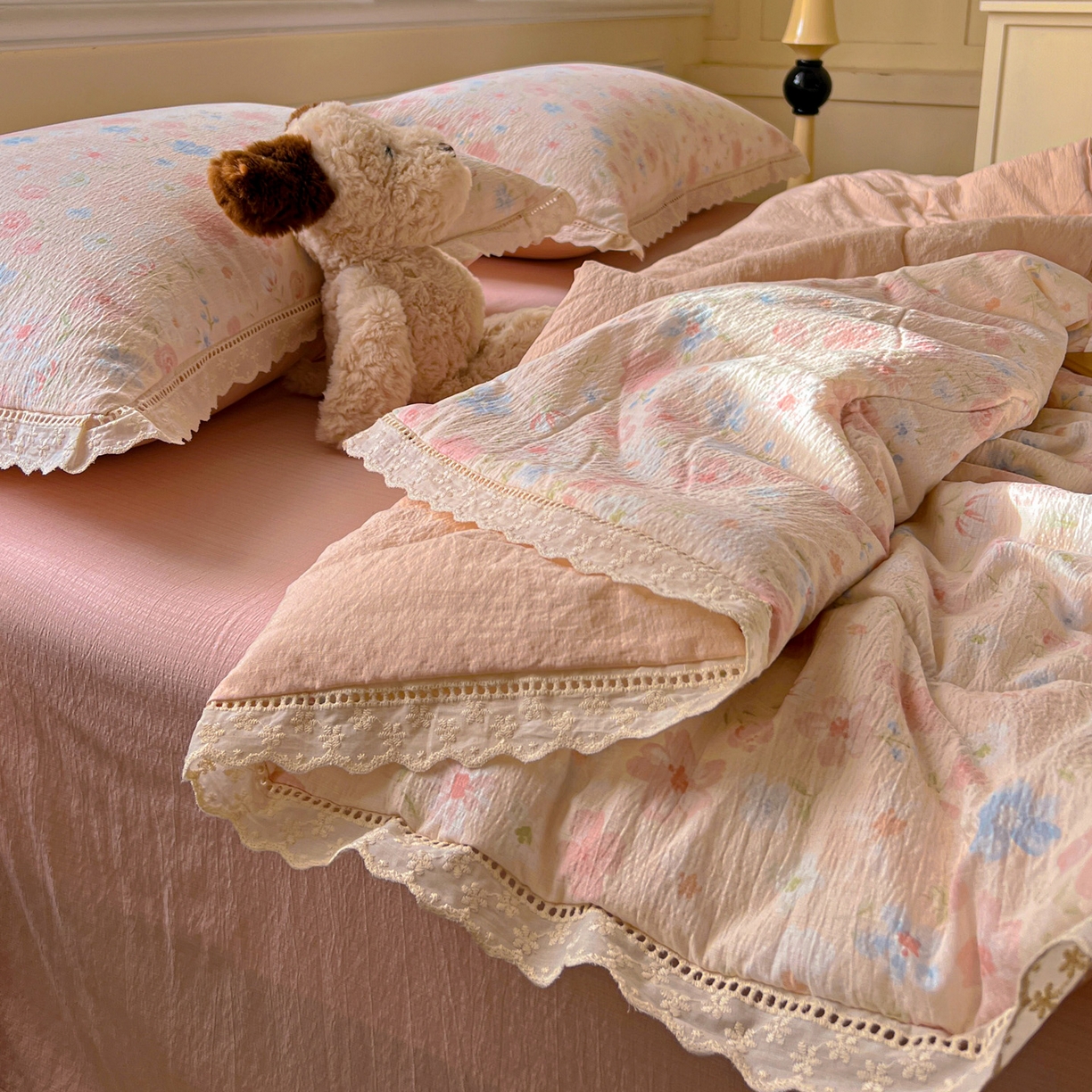 91家纺网 家纺一手货源 找家纺 繁花家居 2025新款云感棉镂空花边夏被四件套 镂空花边-花仙子