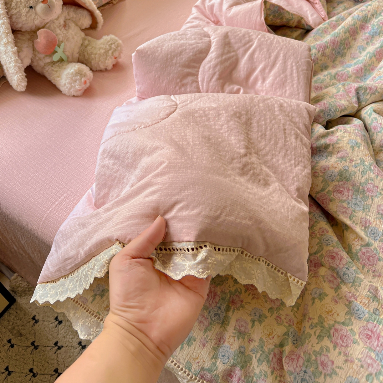 91家纺网 家纺一手货源 找家纺 繁花家居 2025新款云感棉镂空花边夏被四件套 镂空花边-童话星岛