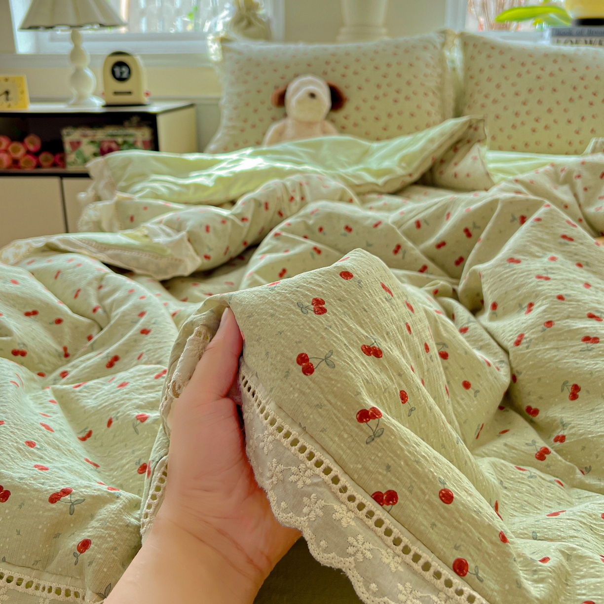 91家纺网 家纺一手货源 找家纺 繁花家居 2025新款云感棉镂空花边夏被四件套 镂空花边-绿樱子