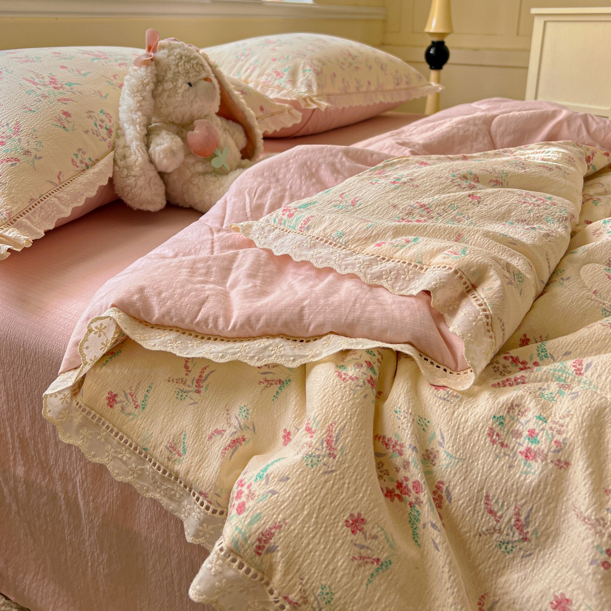 91家纺网 家纺一手货源 找家纺 繁花家居 2025新款云感棉镂空花边夏被四件套 镂空花边-奶昔甜糕