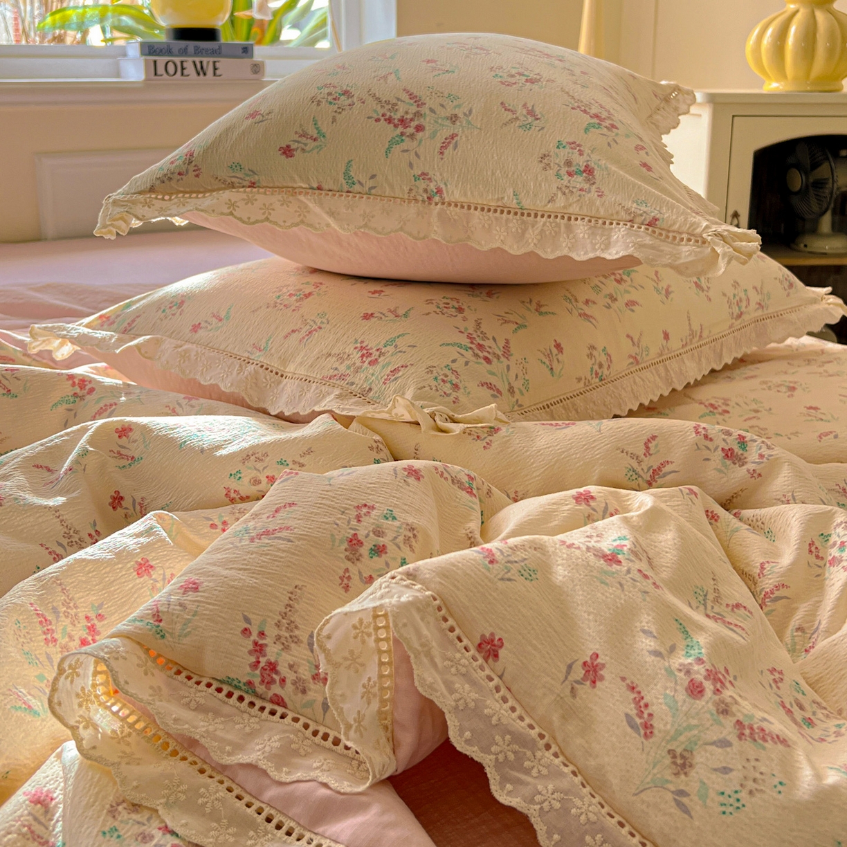 91家纺网 家纺一手货源 找家纺 繁花家居 2025新款云感棉镂空花边夏被四件套 镂空花边-奶昔甜糕