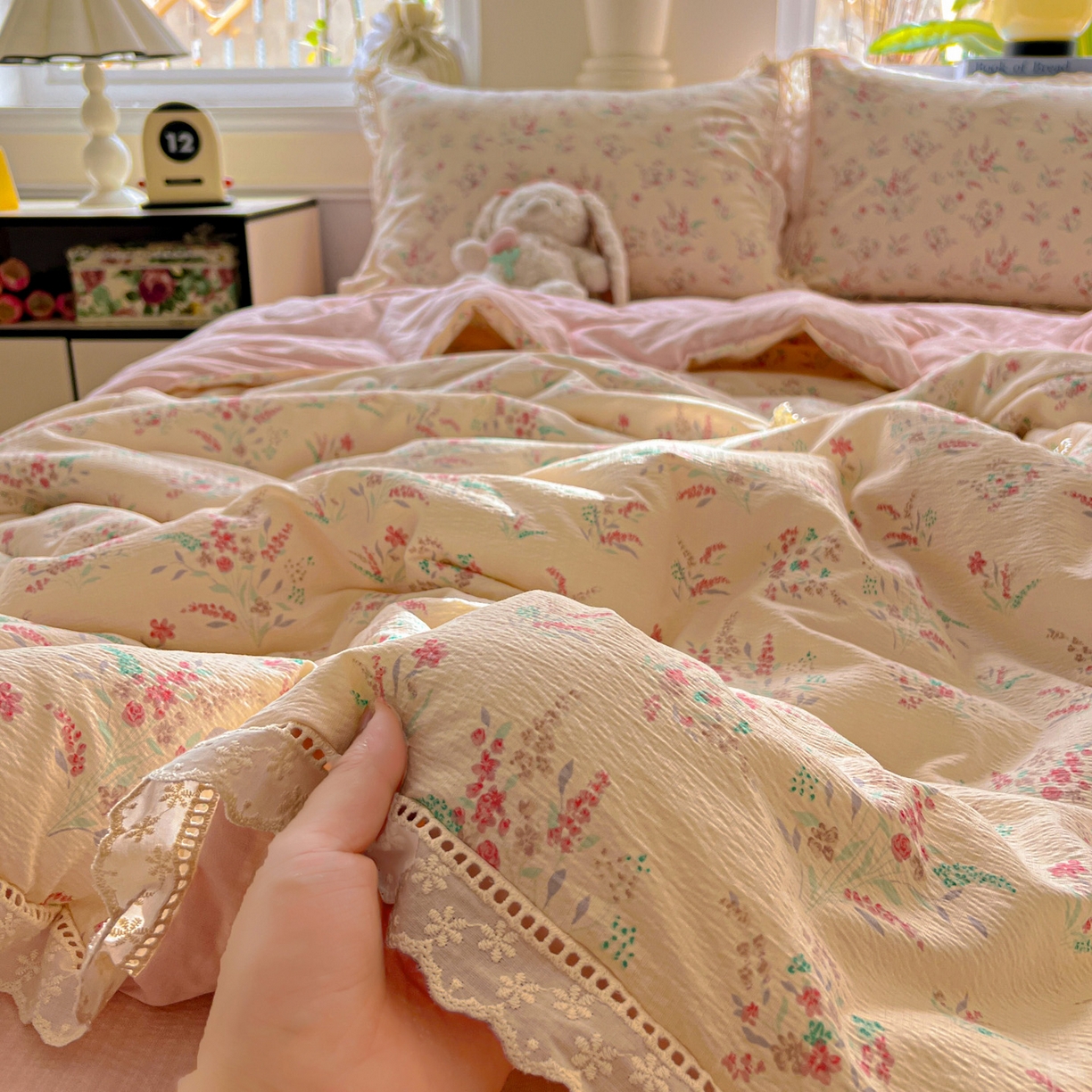 91家纺网 家纺一手货源 找家纺 繁花家居 2025新款云感棉镂空花边夏被四件套 镂空花边-奶昔甜糕