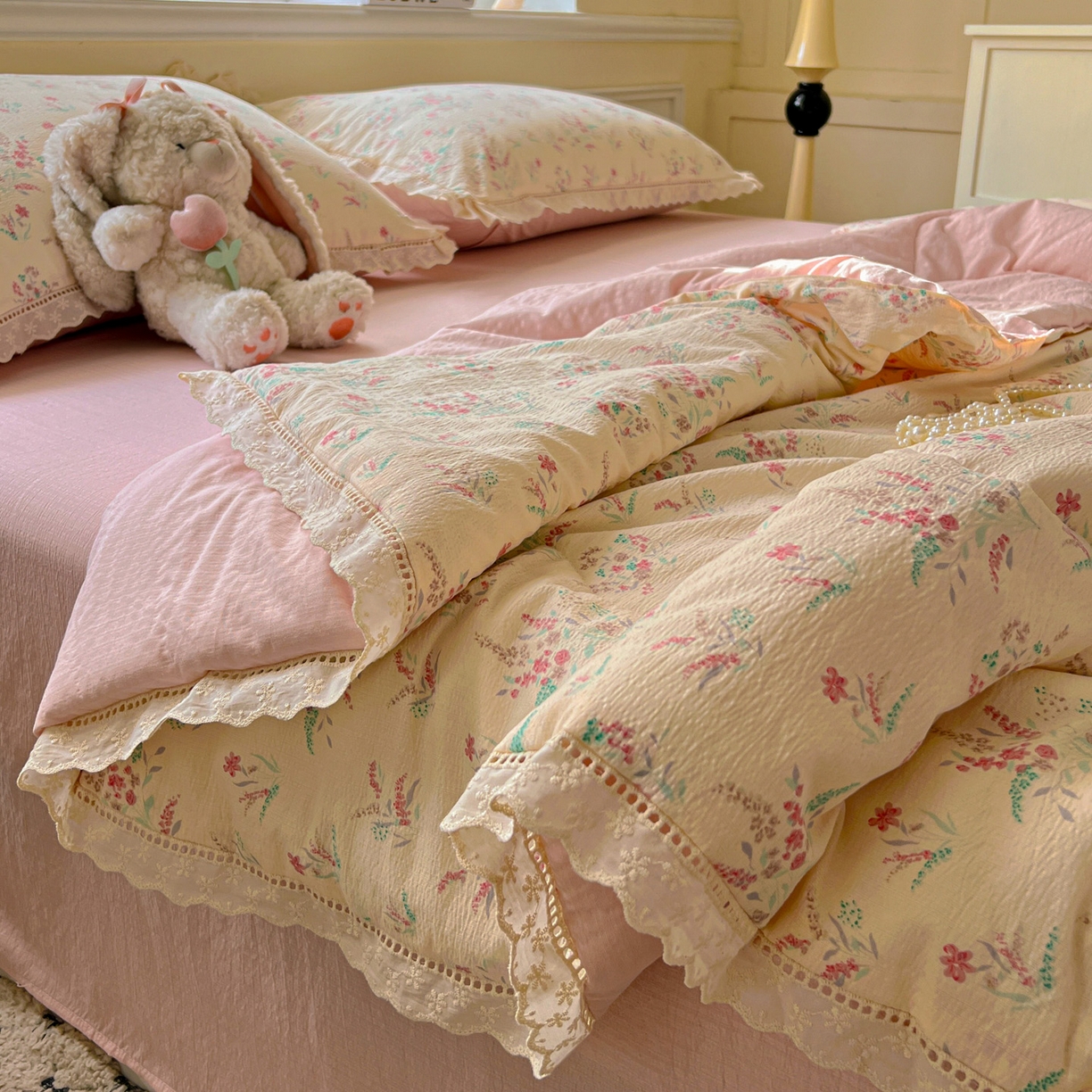 91家纺网 家纺一手货源 找家纺 繁花家居 2025新款云感棉镂空花边夏被四件套 镂空花边-奶昔甜糕