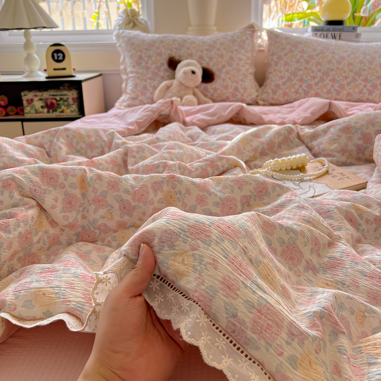 91家纺网 家纺一手货源 找家纺 繁花家居 2025新款云感棉镂空花边夏被四件套 镂空花边-春风里