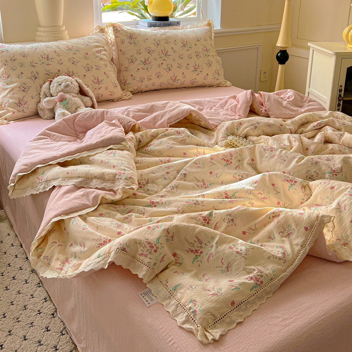 91家纺网 家纺一手货源 找家纺 繁花家居 2025新款云感棉镂空花边夏被四件套 镂空花边-奶昔甜糕