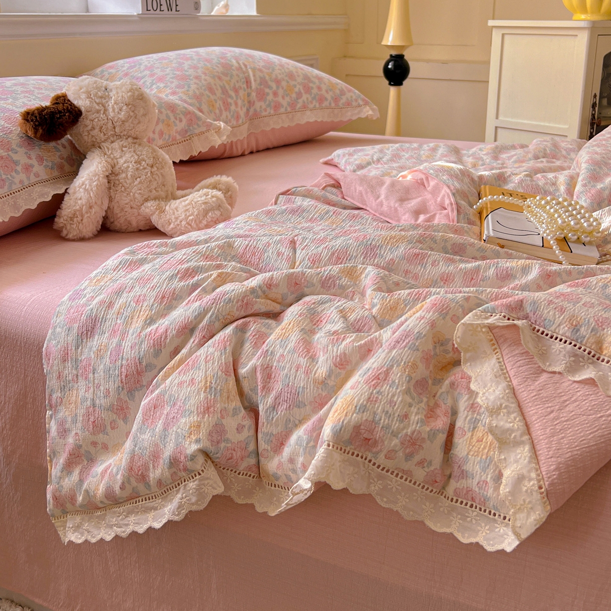 91家纺网 家纺一手货源 找家纺 繁花家居 2025新款云感棉镂空花边夏被四件套 镂空花边-春风里