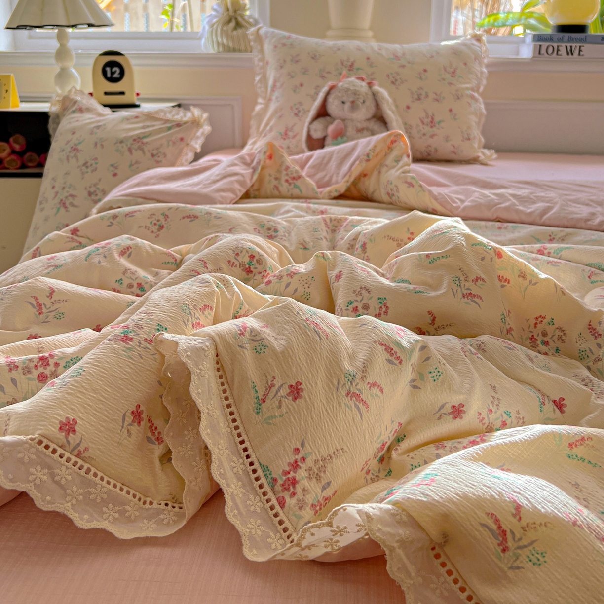 91家纺网 家纺一手货源 找家纺 繁花家居 2025新款云感棉镂空花边夏被四件套 镂空花边-奶昔甜糕