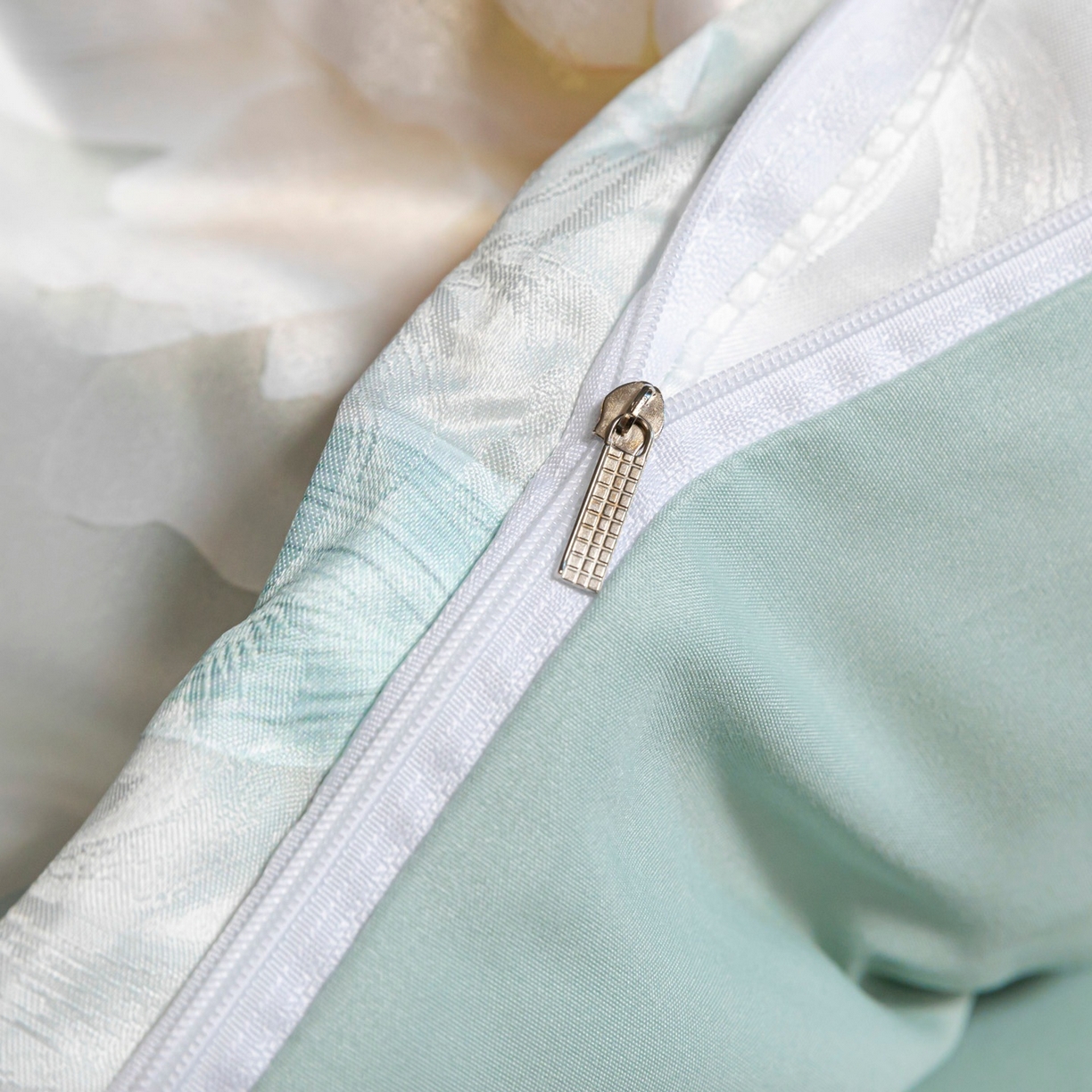 91家纺网 家纺一手货源 找家纺 莱欧纳家纺 2025新款轻奢提花印花四件套 春日颂