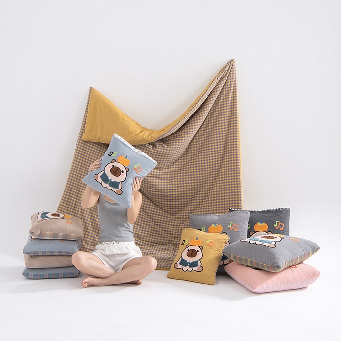 91家纺网 家纺一手货源 找家纺 （总）吉利家居 2025新款全棉色织水洗抱枕被-卡皮巴拉 控价小号65 大号92