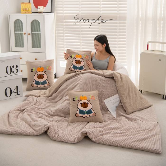 91家纺网 家纺一手货源 找家纺 （总）吉利家居 2025新款全棉色织水洗抱枕被-卡皮巴拉 控价小号65 大号92