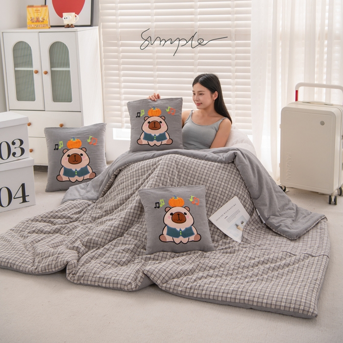 91家纺网 家纺一手货源 找家纺 （总）吉利家居 2025新款全棉色织水洗抱枕被-卡皮巴拉 控价小号65 大号92