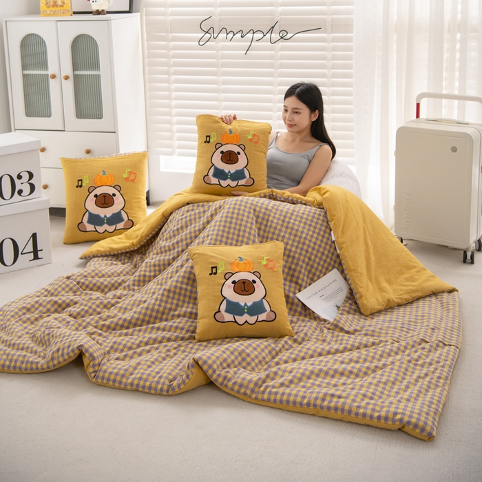 91家纺网 家纺一手货源 找家纺 （总）吉利家居 2025新款全棉色织水洗抱枕被-卡皮巴拉 控价小号65 大号92