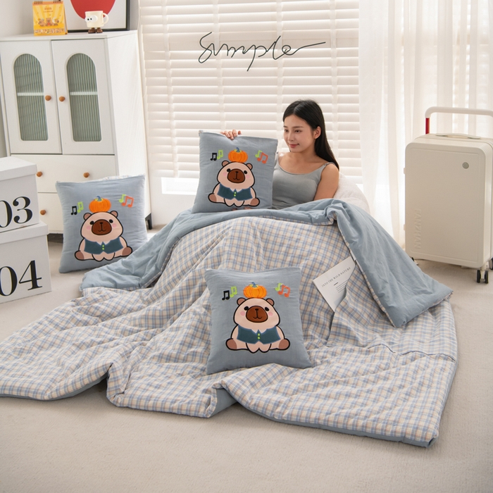 91家纺网 家纺一手货源 找家纺 （总）吉利家居 2025新款全棉色织水洗抱枕被-卡皮巴拉 控价小号65 大号92