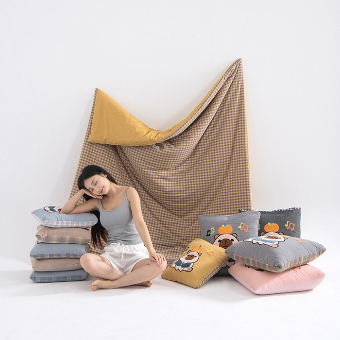 91家纺网 家纺一手货源 找家纺 吉利家居 2025新款全棉色织水洗抱枕被-卡皮巴拉 控价小号65 大号92 组合图仅做展示