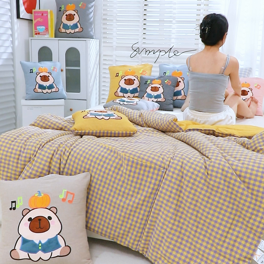 91家纺网 家纺一手货源 找家纺 吉利家居 2025新款全棉色织水洗抱枕被-卡皮巴拉 控价小号65 大号92 组合图仅做展示