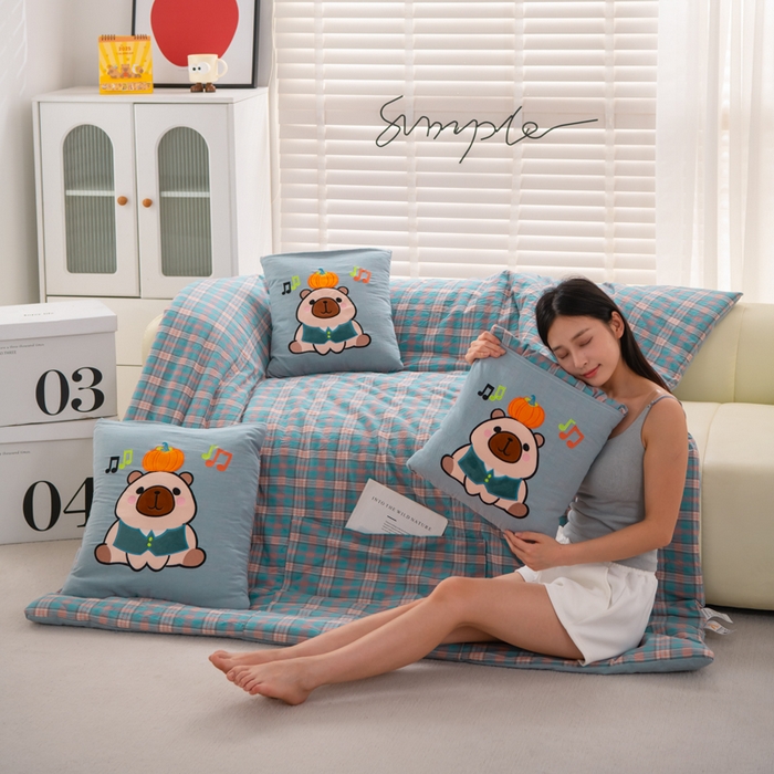 91家纺网 家纺一手货源 找家纺 吉利家居 2025新款全棉色织水洗抱枕被-卡皮巴拉 控价小号65 大号92 海盐蓝