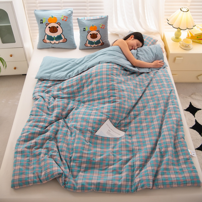 91家纺网 家纺一手货源 找家纺 吉利家居 2025新款全棉色织水洗抱枕被-卡皮巴拉 控价小号65 大号92 海盐蓝