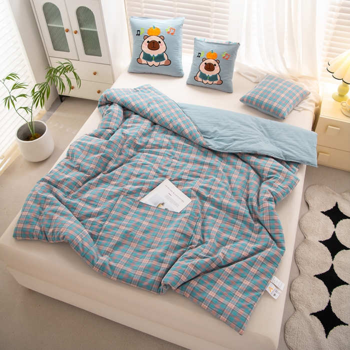 91家纺网 家纺一手货源 找家纺 吉利家居 2025新款全棉色织水洗抱枕被-卡皮巴拉 控价小号65 大号92 海盐蓝