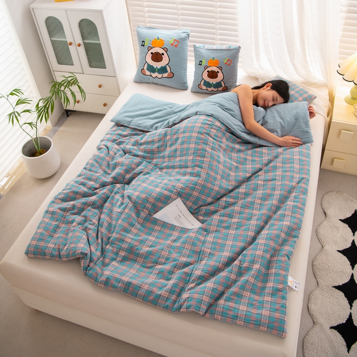 91家纺网 家纺一手货源 找家纺 吉利家居 2025新款全棉色织水洗抱枕被-卡皮巴拉 控价小号65 大号92 海盐蓝