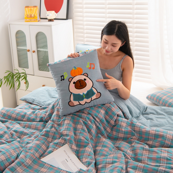 91家纺网 家纺一手货源 找家纺 吉利家居 2025新款全棉色织水洗抱枕被-卡皮巴拉 控价小号65 大号92 海盐蓝