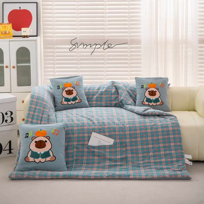 91家纺网 家纺一手货源 找家纺 吉利家居 2025新款全棉色织水洗抱枕被-卡皮巴拉 控价小号65 大号92 海盐蓝