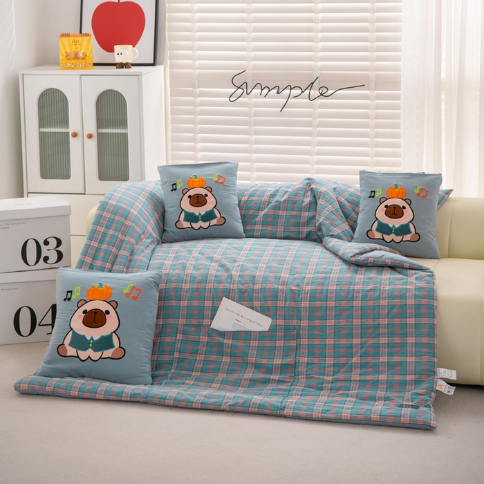 91家纺网 家纺一手货源 找家纺 吉利家居 2025新款全棉色织水洗抱枕被-卡皮巴拉 控价小号65 大号92 海盐蓝