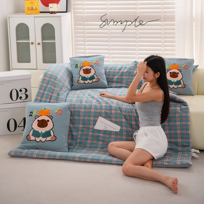 91家纺网 家纺一手货源 找家纺 吉利家居 2025新款全棉色织水洗抱枕被-卡皮巴拉 控价小号65 大号92 海盐蓝